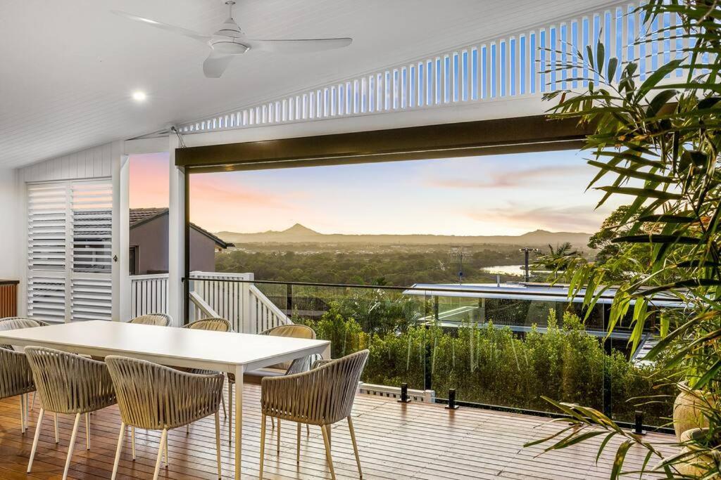 balcón con mesa y sillas en la terraza en Sunset Lagoon ~ Noosa Luxury with Stunning Views, en Noosa Heads
