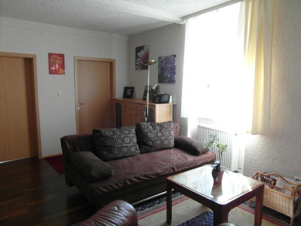 ein Wohnzimmer mit einem Sofa und einem Tisch in der Unterkunft Ferienwohnung in Bischberg mit Großem Balkon in Bischberg