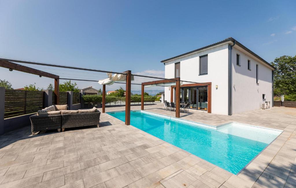 une villa avec piscine et une maison dans l'établissement 3 Bedroom Stunning Home In Rasopasno, à Rasopasno
