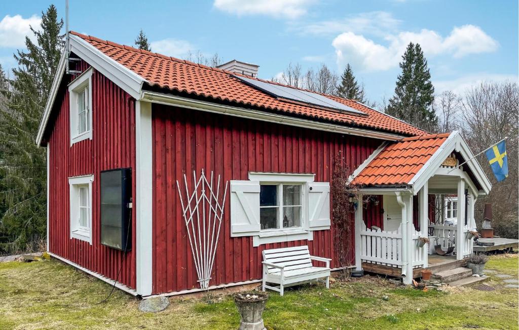 een rood huis met een bank ervoor bij 4 Bedroom Nice Home In verum in Överum