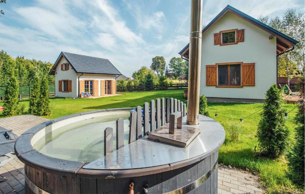ein Haus mit einem Pool vor einem Haus in der Unterkunft Beautiful Home In Poleczyno With Wifi in Połęczyno