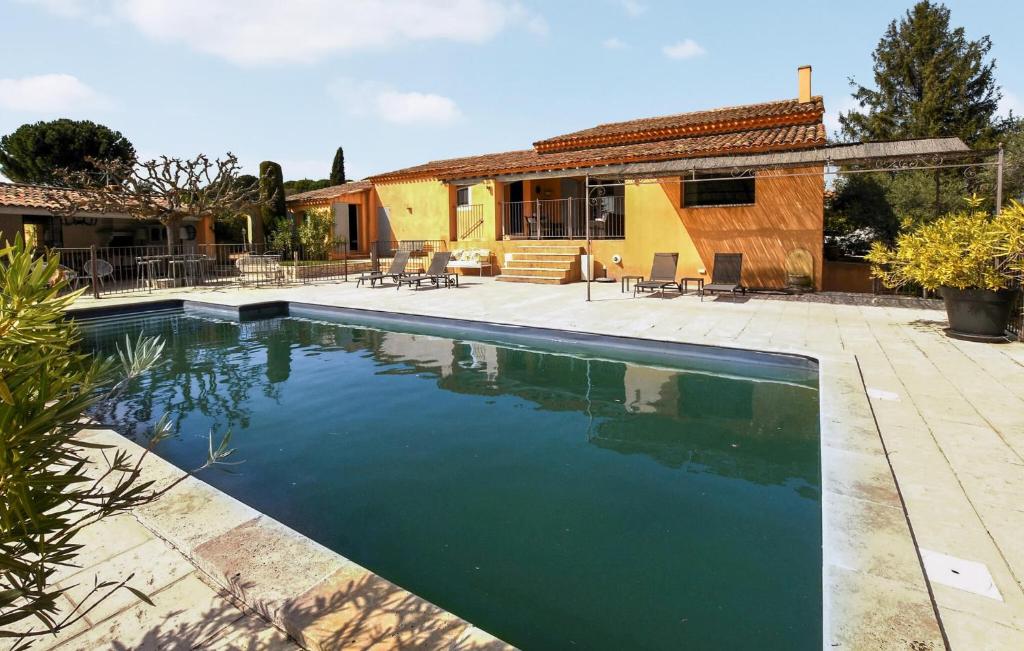 Poolen vid eller i närheten av Awesome Home In La Tour-daigues With Private Swimming Pool, Can Be Inside Or Outside
