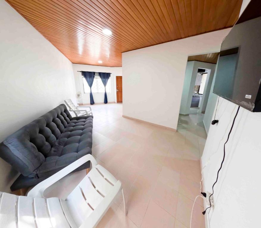 casa javi في سانتا مارتا: غرفة معيشة مع أريكة وتلفزيون