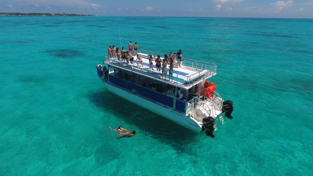 een groep mensen op een boot in het water bij Catamaran Fragata Cancun in Cancun