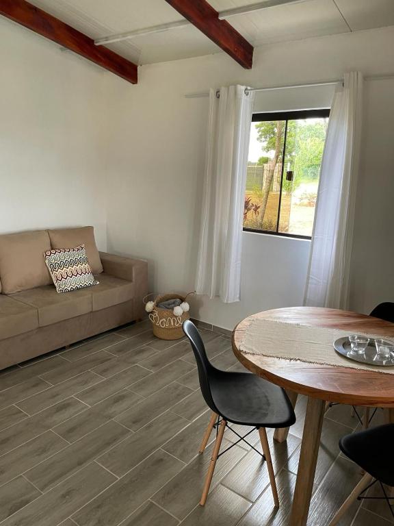 ein Wohnzimmer mit einem Tisch und einem Sofa in der Unterkunft Residencia Piri in Piribebuy
