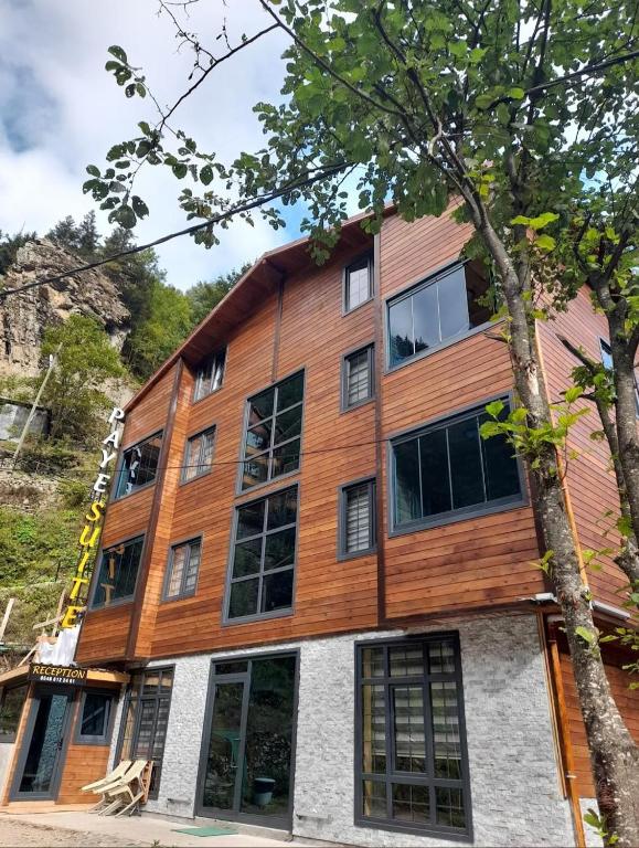 乌宗Paye Suite的享有木质建筑的外部景色