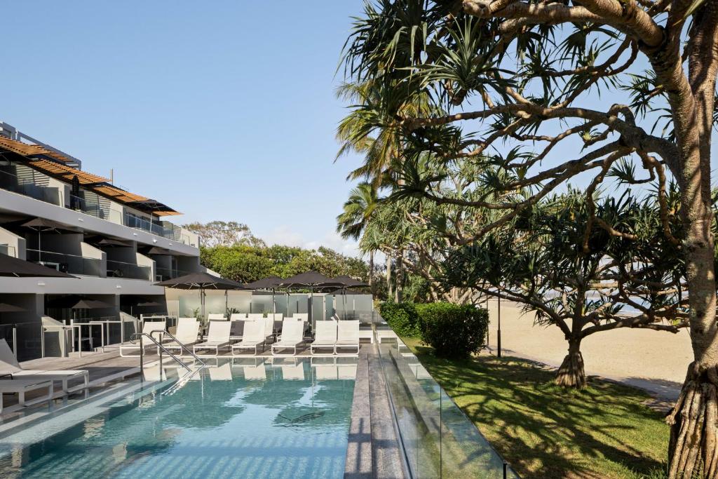 Bazén v ubytování Netanya Noosa Beachfront Resort nebo v jeho okolí