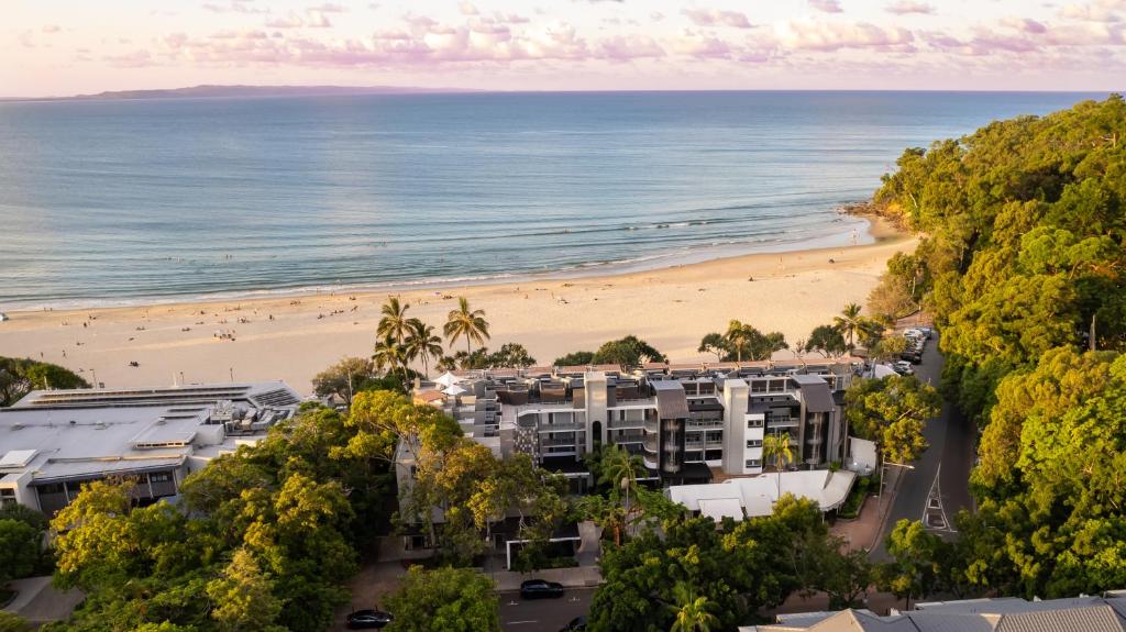 uma vista aérea para uma praia e condomínios em Netanya Noosa - Beachfront Resort em Noosa Heads