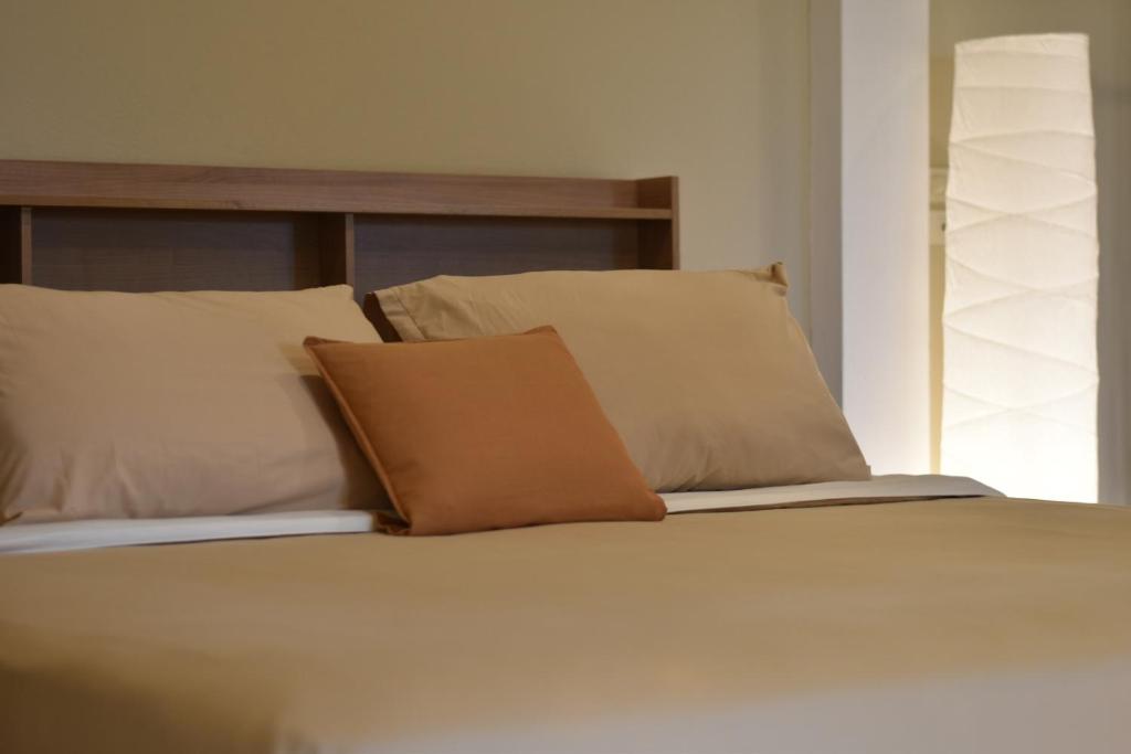 - un lit avec des draps et des oreillers blancs dans l'établissement Wichouda Cottage, à Chiang Dao
