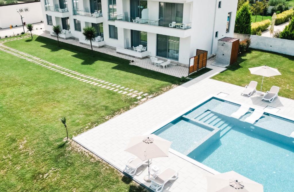 una vista aérea de una casa con piscina en Apartments Antique en Ulcinj