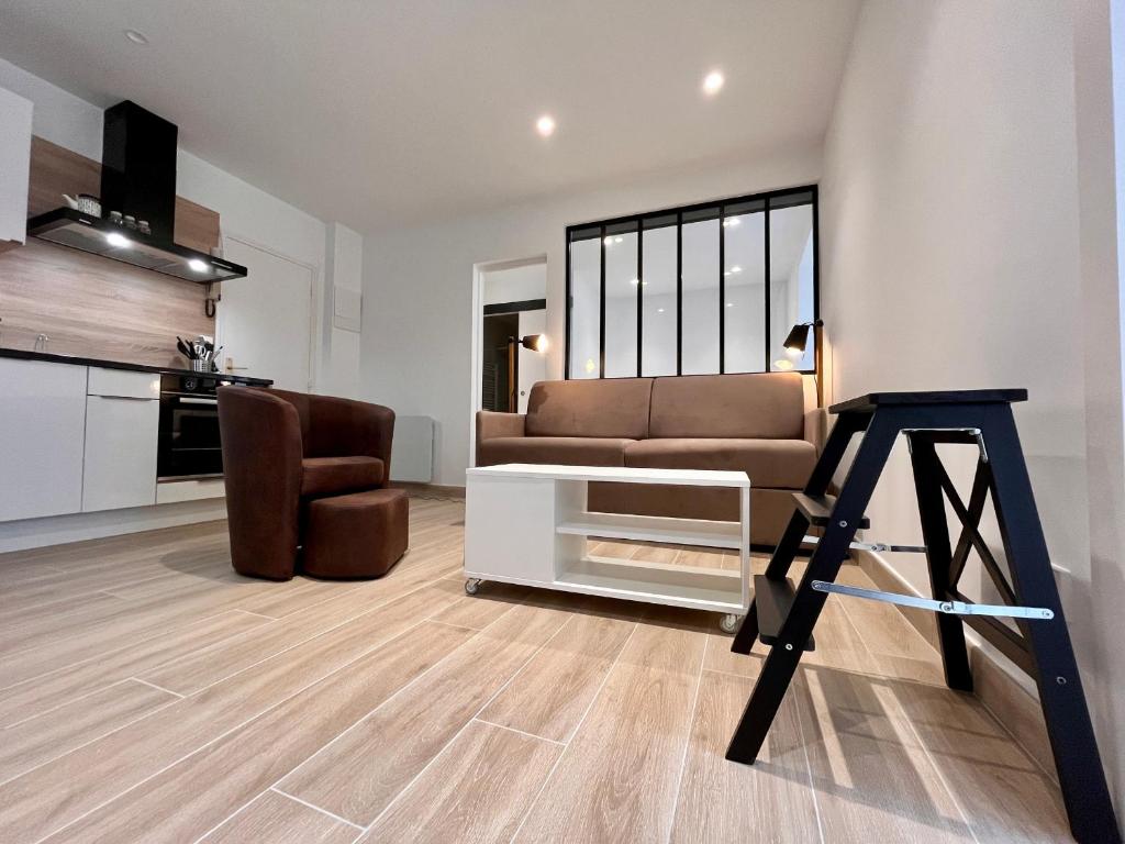 un salon avec un canapé et une table dans l'établissement Appartement lumineux 2 pièces, cœur de Saint-Jean-de-Luz, proche plage et commerces, avec WIFI - FR-1-239-1002, à Saint-Jean-de-Luz