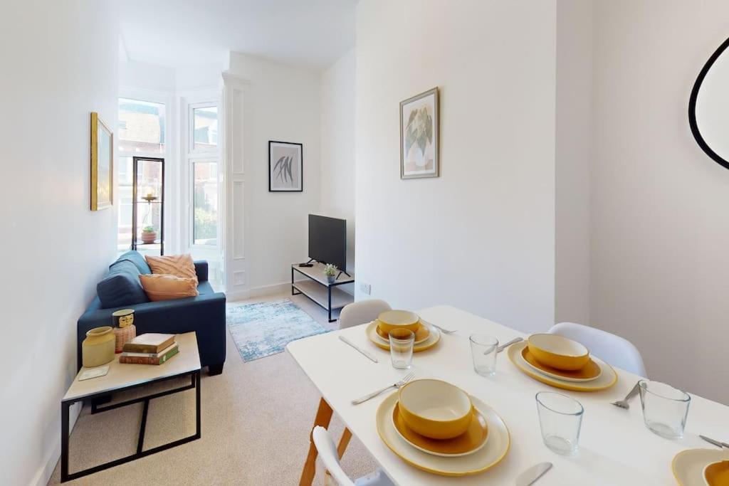 sala de estar con mesa blanca y sillas en Stylish and Modern 3 Bed Home - 5*, en South Shields