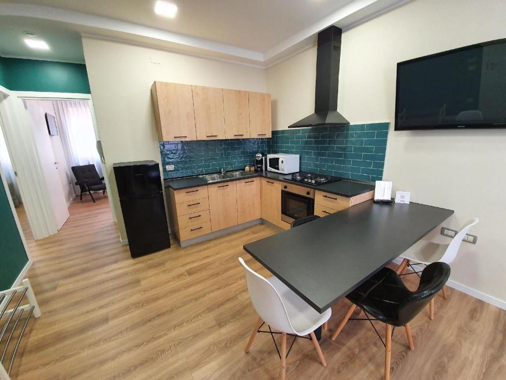 een keuken met een tafel en stoelen in een kamer bij Appartement in Sottomarina mit Terrasse in Chioggia