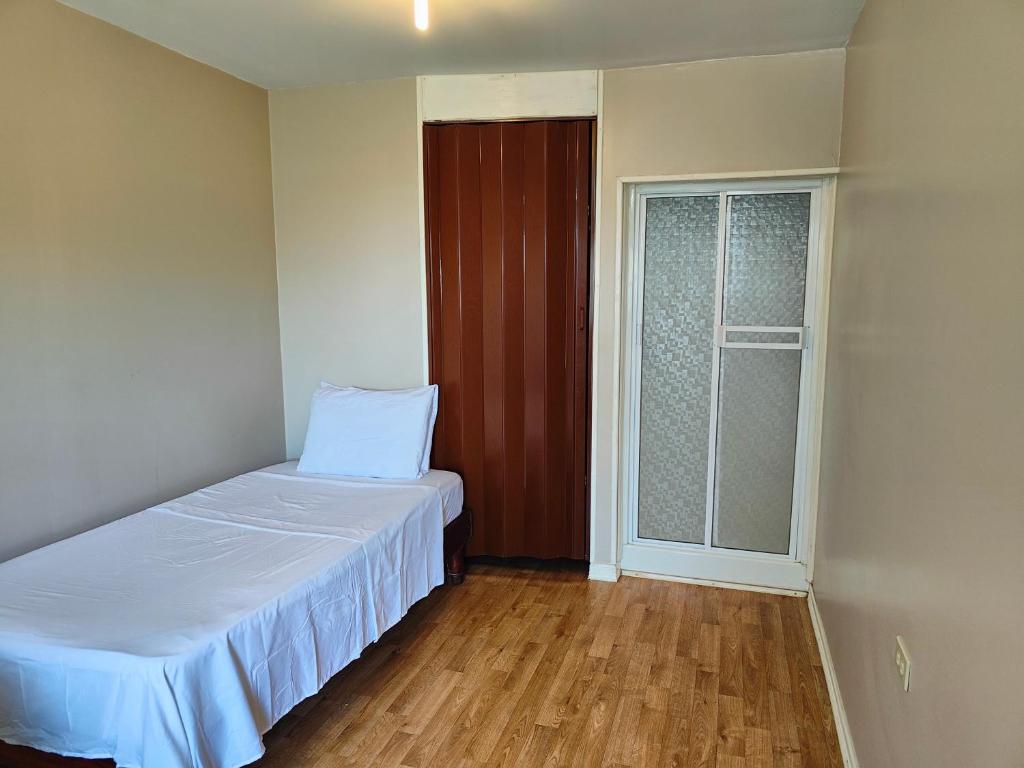 a small bedroom with a bed and a window at Departamento independiente #3 in Ciudad Juárez