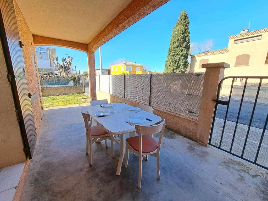 einen Tisch und zwei Stühle auf einem Balkon mit Aussicht in der Unterkunft Appartement Marseillan-Plage, 3 pièces, 6 personnes - FR-1-326-642 in Marseillan