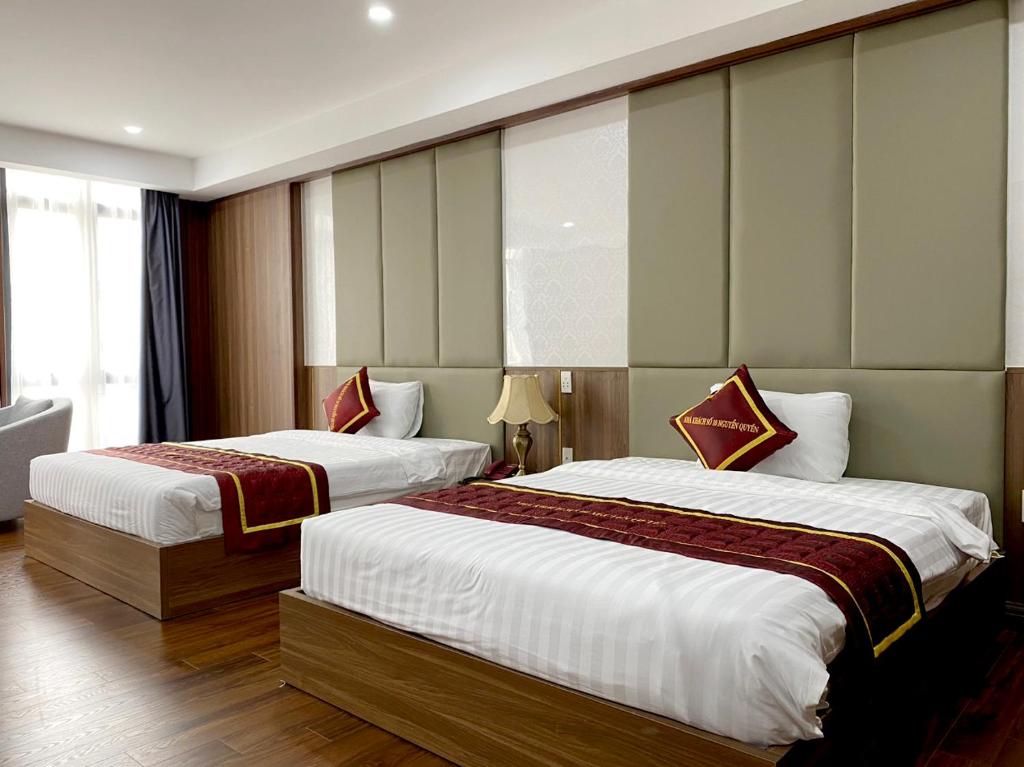 Postel nebo postele na pokoji v ubytování Nguyễn Quyền Hotel