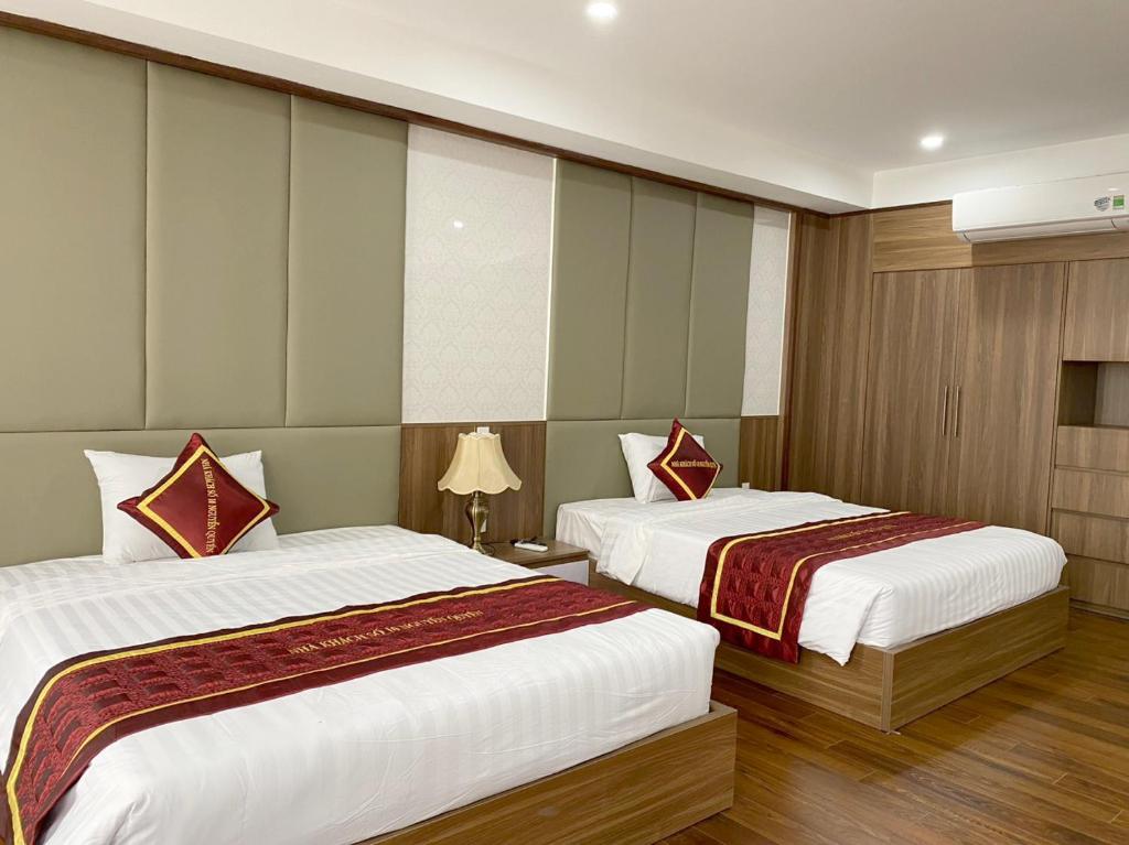 Postel nebo postele na pokoji v ubytování Nguyễn Quyền Hotel