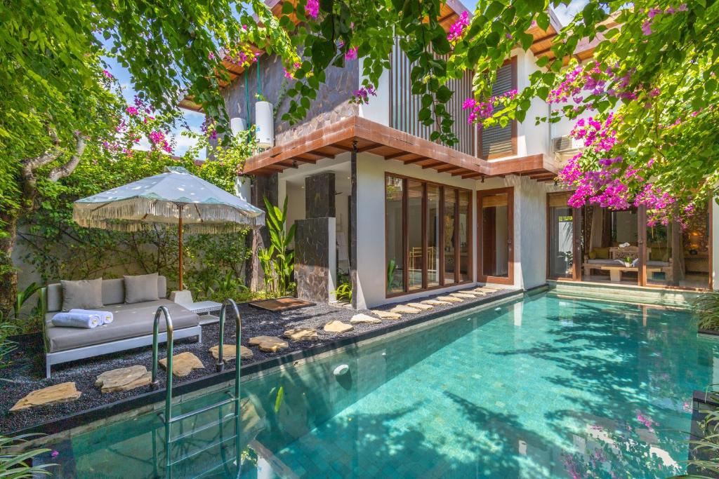 Het zwembad bij of vlak bij The Royal Purnama Luxury Villas - Adults Only