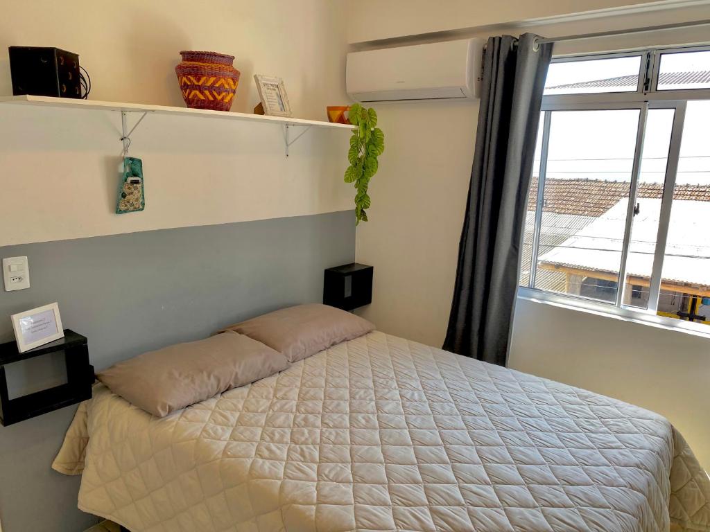 Ένα ή περισσότερα κρεβάτια σε δωμάτιο στο Apartamento Floripa 17 Aconchegante Bem Localizado