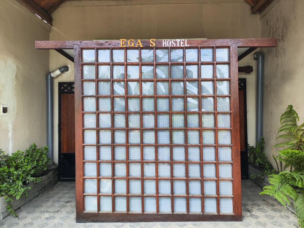 una puerta de hierro frente a un edificio en Ega S Hostel en Nusa Penida