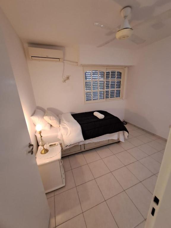 ein kleines Schlafzimmer mit einem Bett und einem Fenster in der Unterkunft Duplex in Formosa