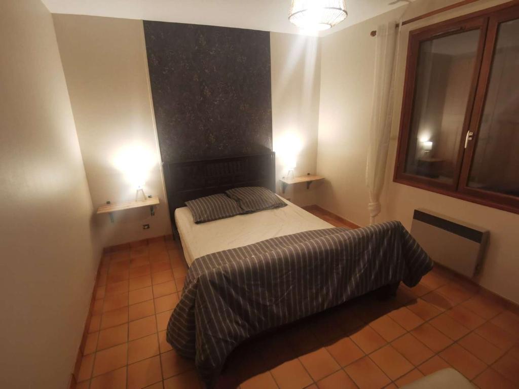 ein kleines Schlafzimmer mit einem Bett und zwei Leuchten in der Unterkunft Villa Merlimont, 5 pièces, 10 personnes - FR-1-672-31 in Merlimont