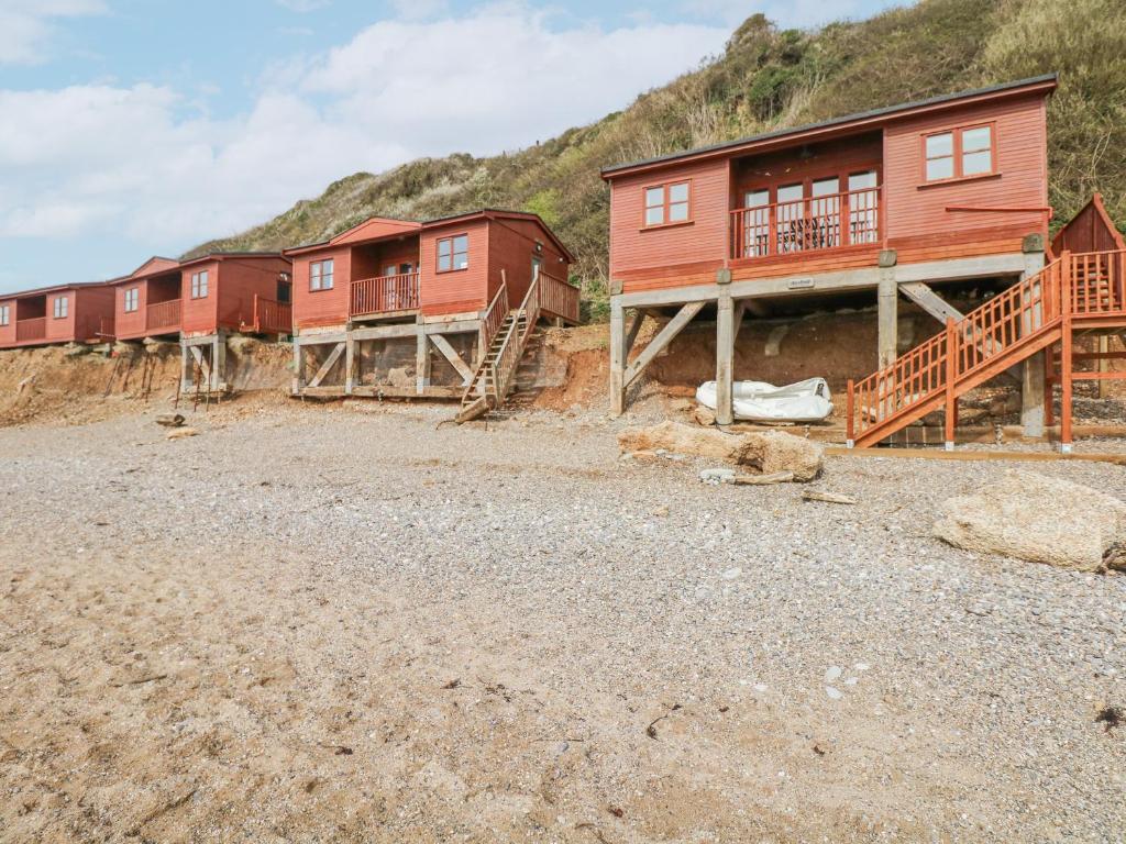 szereg domów na plaży z wzgórzem w obiekcie Kestrel w mieście Seaton