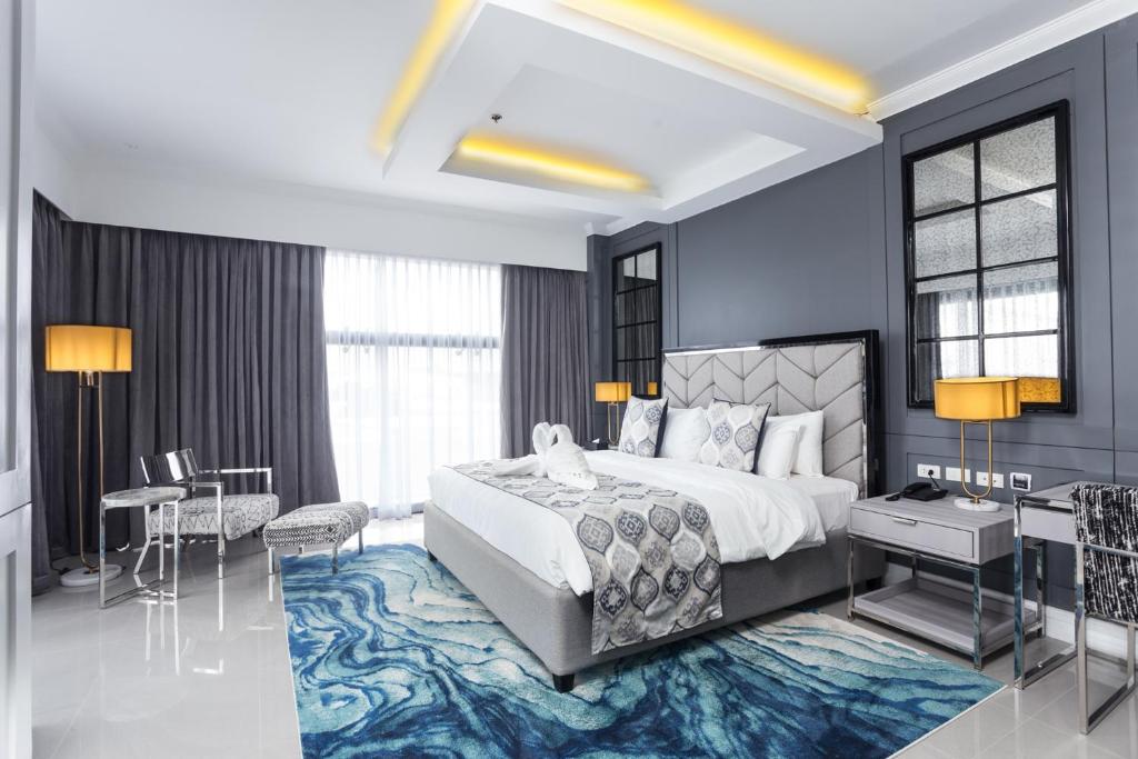 Postel nebo postele na pokoji v ubytování Stonehill Suites