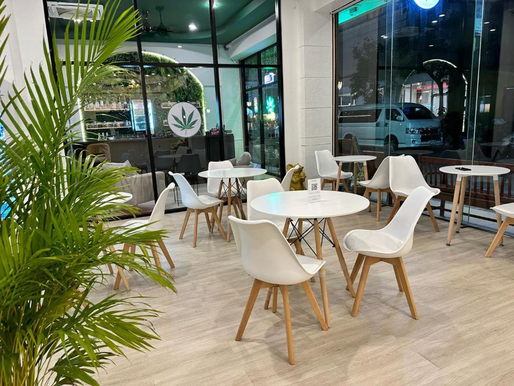 Issara Patong Beach - Resim 15