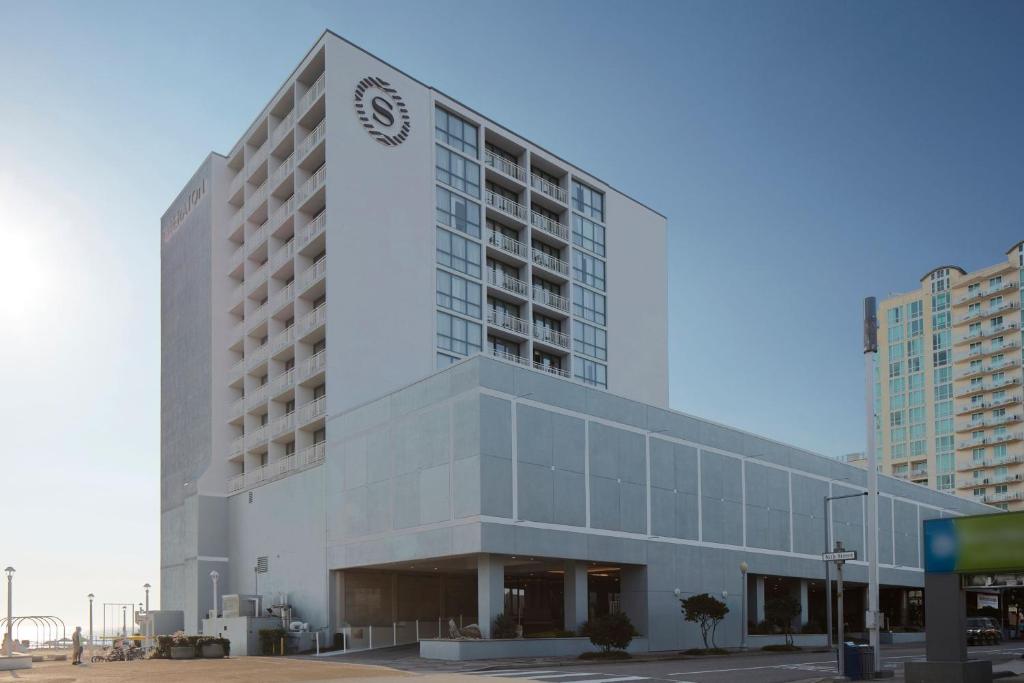 un edificio con un reloj encima en Sheraton Oceanfront Hotel, en Virginia Beach