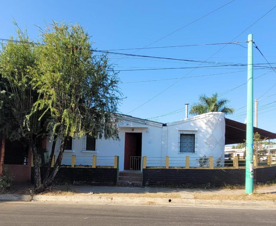 Ein weißes Haus an der Seite einer Straße in der Unterkunft Hostal Casa Antigua Santa Ana in Santa Ana