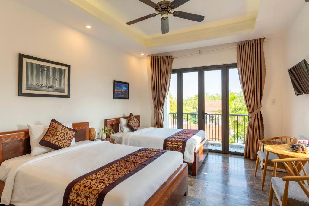 Postel nebo postele na pokoji v ubytování Rice River Villa - Hoi An