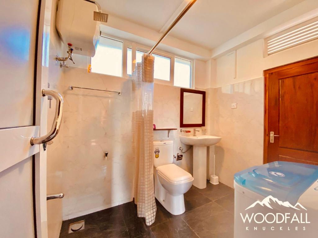 een badkamer met een toilet en een wastafel bij Woodfall Knuckles - Holiday Bungalow in Panwila