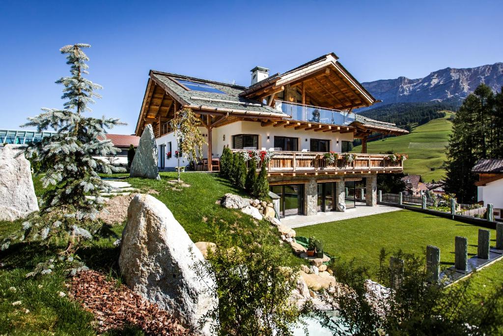 una casa en las montañas con un gran patio en Chalet Stefan - Apartments, en La Villa