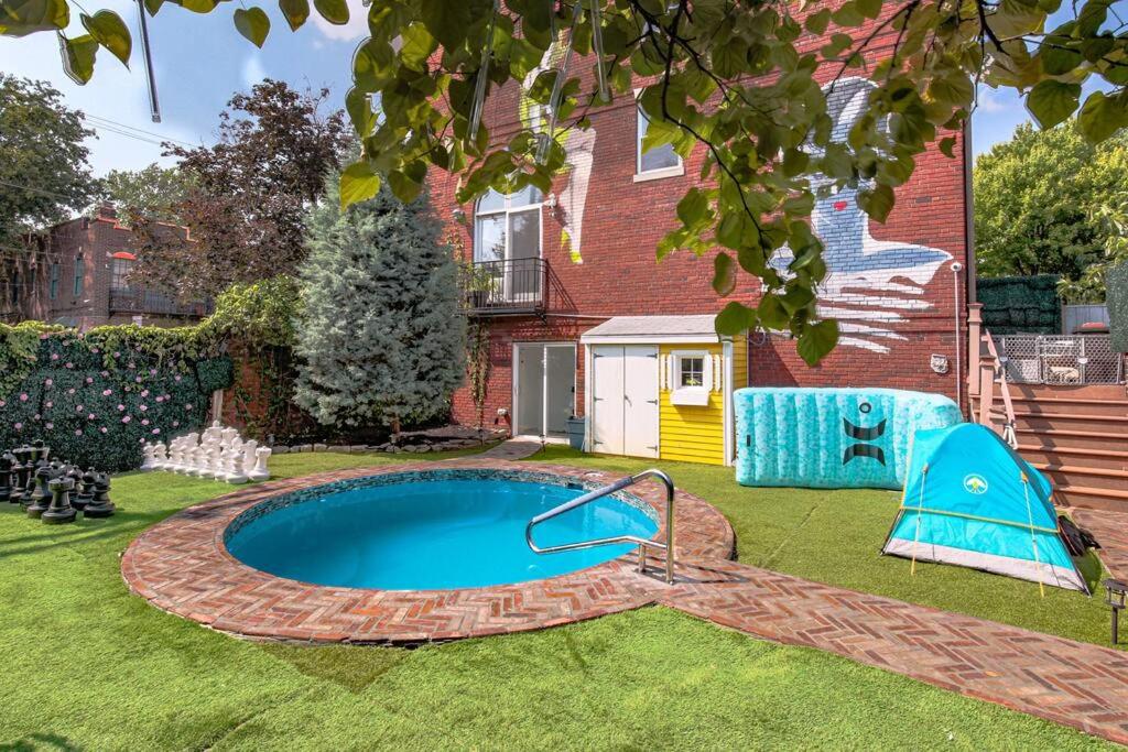 uma piscina no quintal de uma casa em *RARE* Heated Pool *FREE* Parking w/ City Views em Filadélfia