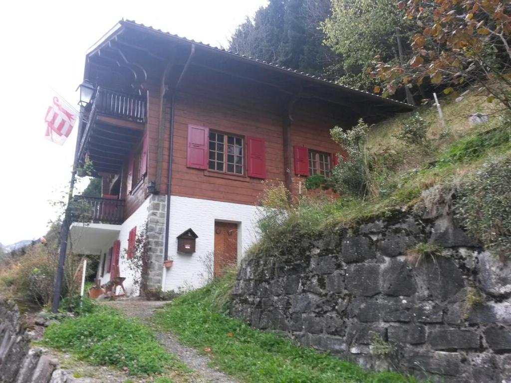 ein Haus an der Seite eines Hügels in der Unterkunft Chalet Amanda in Champéry