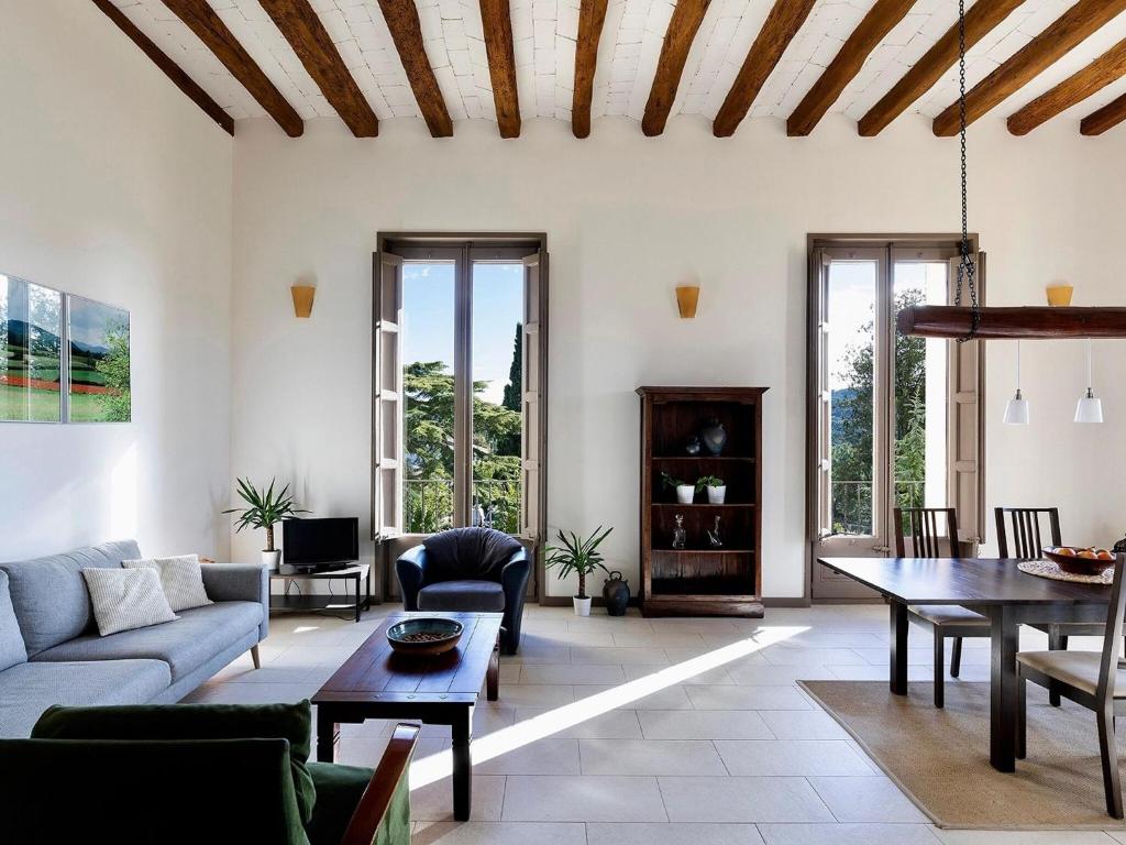 - un salon avec un canapé et une table dans l'établissement Mas Rossignol Apartment with 3 Balconies, à La Torre de Claramunt