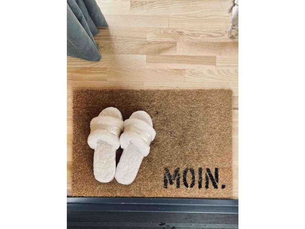 a pair of towels on a floor with the word mom at Ahoy Masal Modern retreat in Lübeck