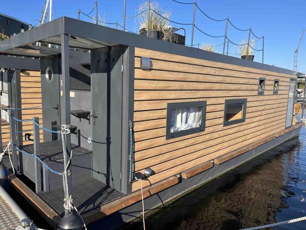 een huis op een boot op het water bij Ahoy Masal Modern retreat in Lübeck