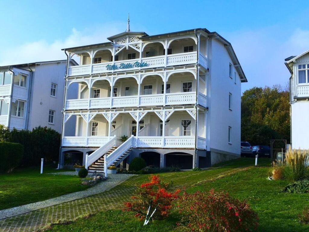 een groot wit gebouw met een trap ervoor bij Sea View 3 - Villa Bella Vista in Sassnitz