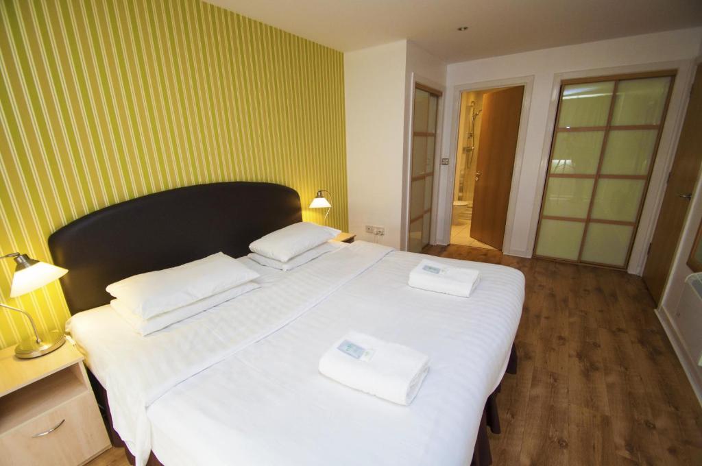 Postel nebo postele na pokoji v ubytování Ocean Serviced Apartments