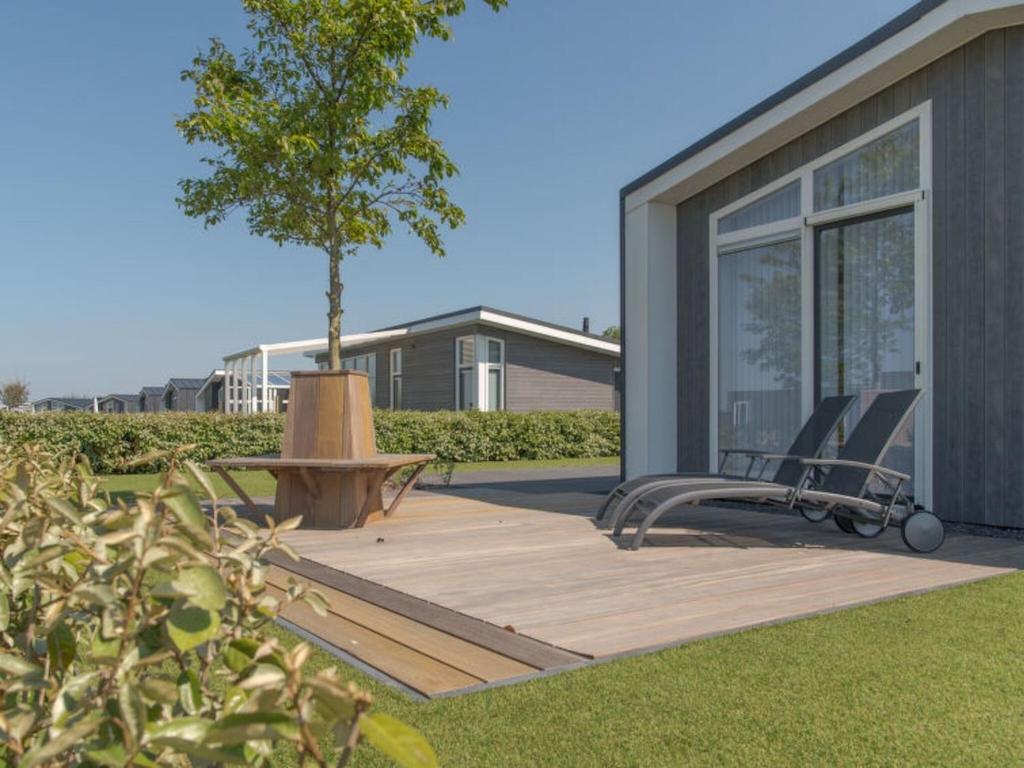 ウェーメルディンゲにあるHoliday Home in Zeeland with Workation Setupの木の木のデッキ