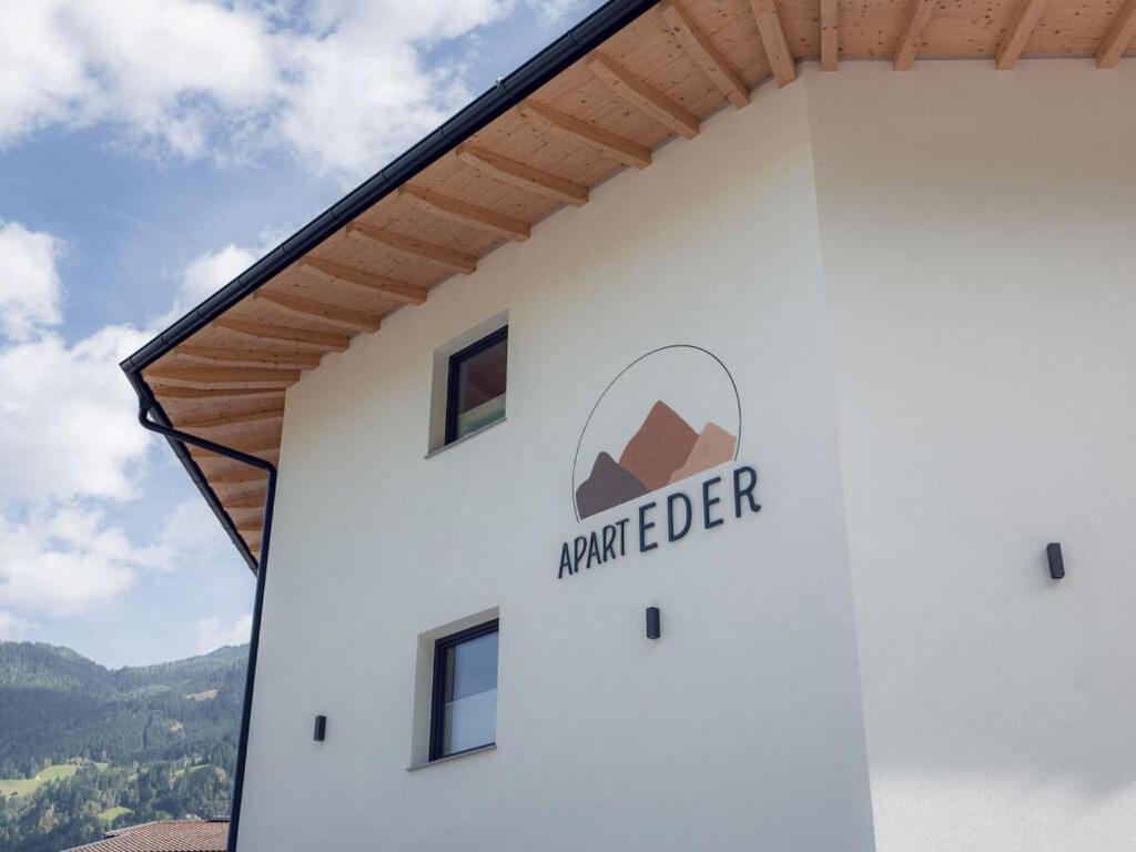 un bâtiment avec un panneau marauder sur le côté dans l'établissement Apart Eder Modern retreat, à Schwendau