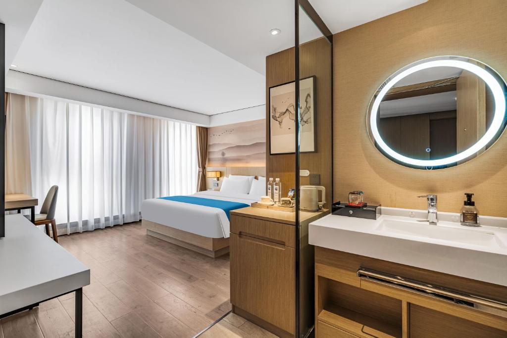 Ramada Encore by Wyndham Kunming Guanduにあるベッド