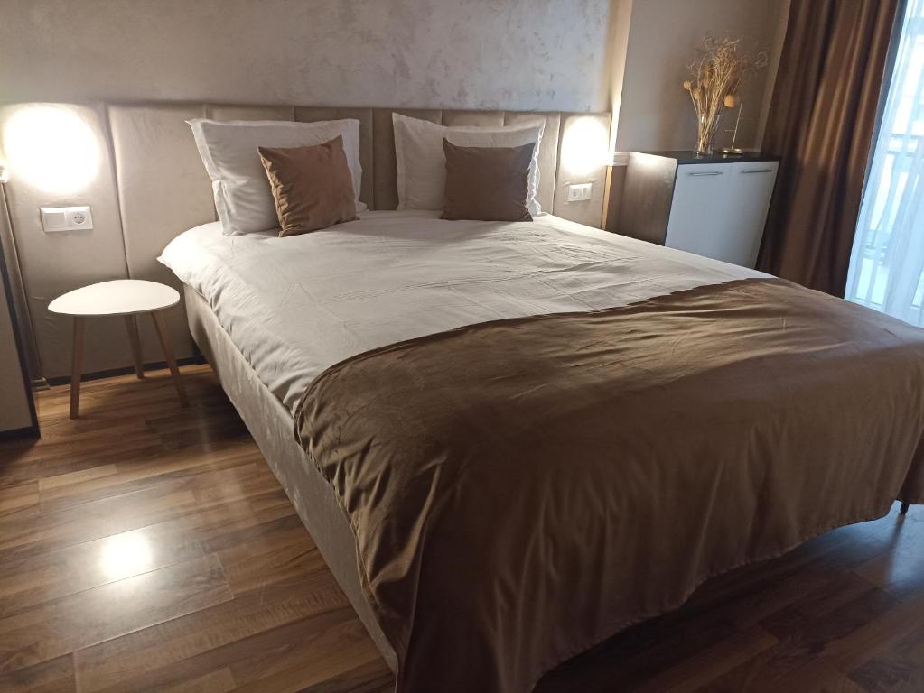 a bedroom with a large bed in a room at SuiteMateo in Cluj-Napoca