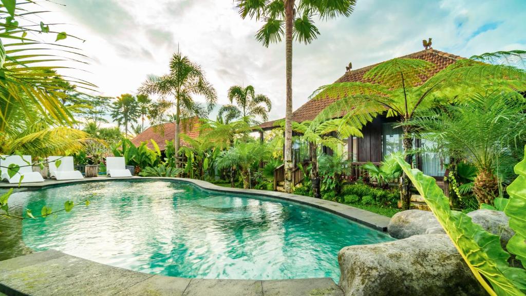 una piscina frente a una villa en Umakelod Sebatu Villas, en Ubud