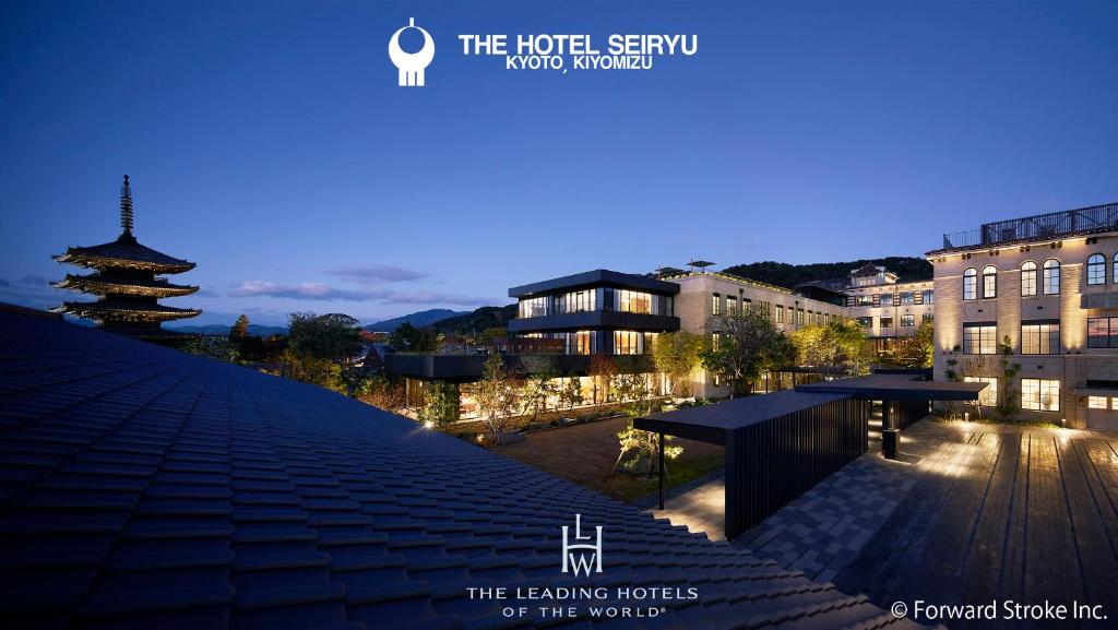 京都的住宿－The Hotel Seiryu Kyoto Kiyomizu - a member of the Leading Hotels of the World-，享有酒店西古尔达(sigulda)和大楼的景致