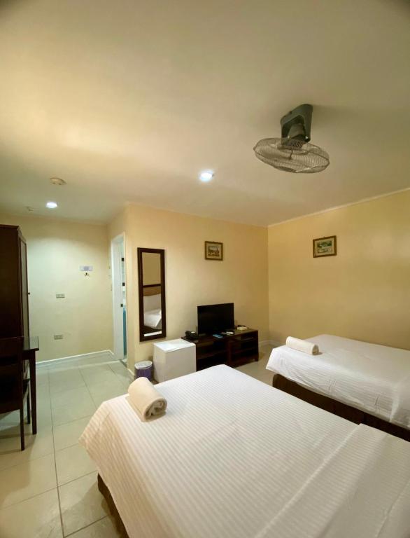 Panglao Regents Park Resort - Standard Twin Room (West Wing)