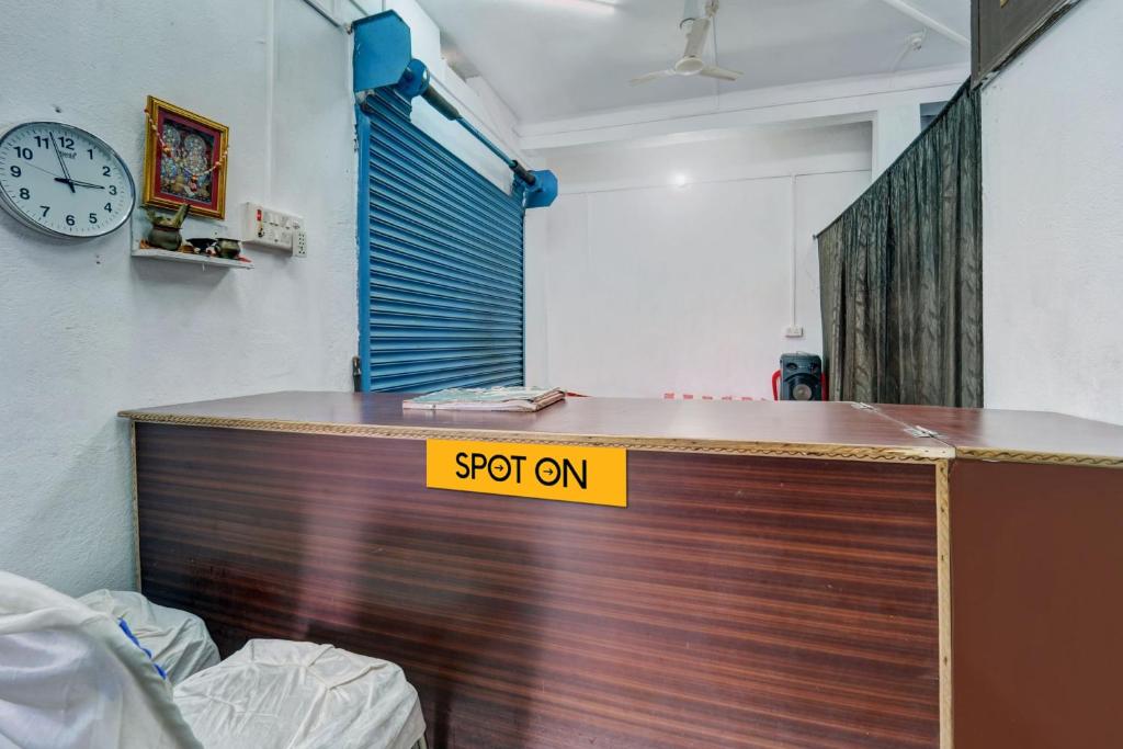 un mostrador de madera con un letrero que dice punto en en SPOT ON S Hotel & Restaurant, en Patna