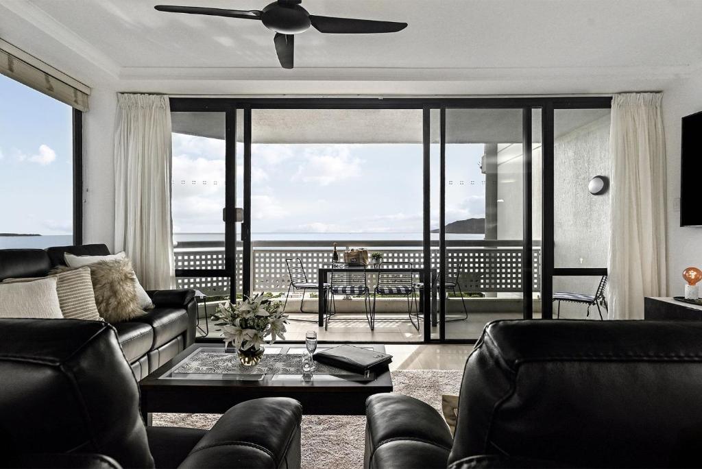พื้นที่นั่งเล่นของ 101 High-rise Apartment with Panoramic Ocean Views